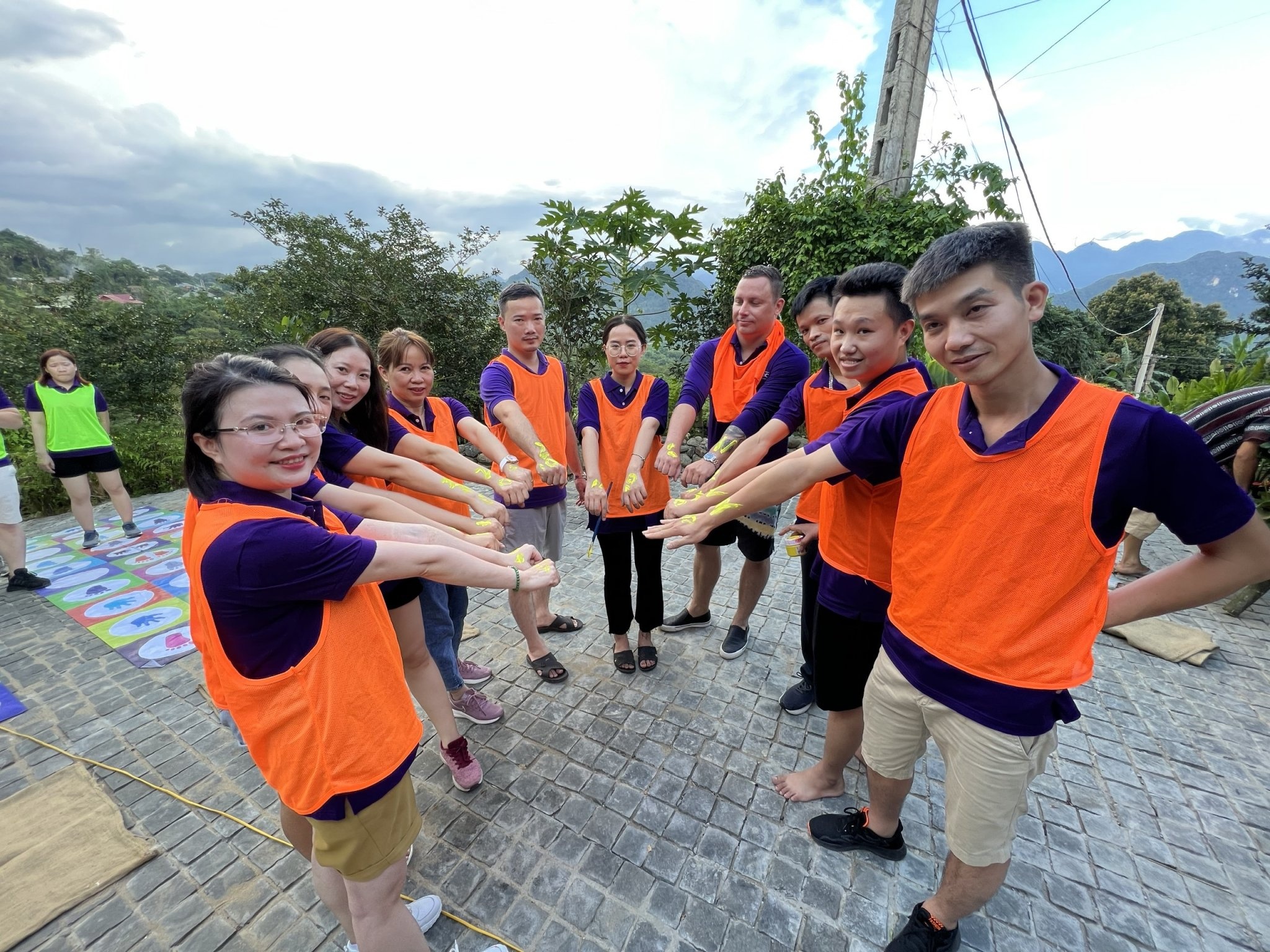 Hoat dong team building anh 2