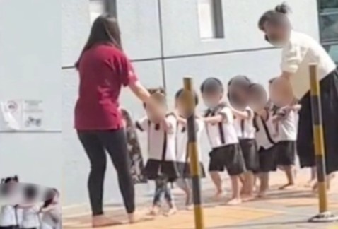 Tranh cai khi truong Singapore cho tre di chan dat giua troi nang nong hinh anh