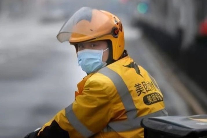 Muon con duoc song o thanh pho, shipper Trung Quoc tiet kiem hon 3 ty hinh anh