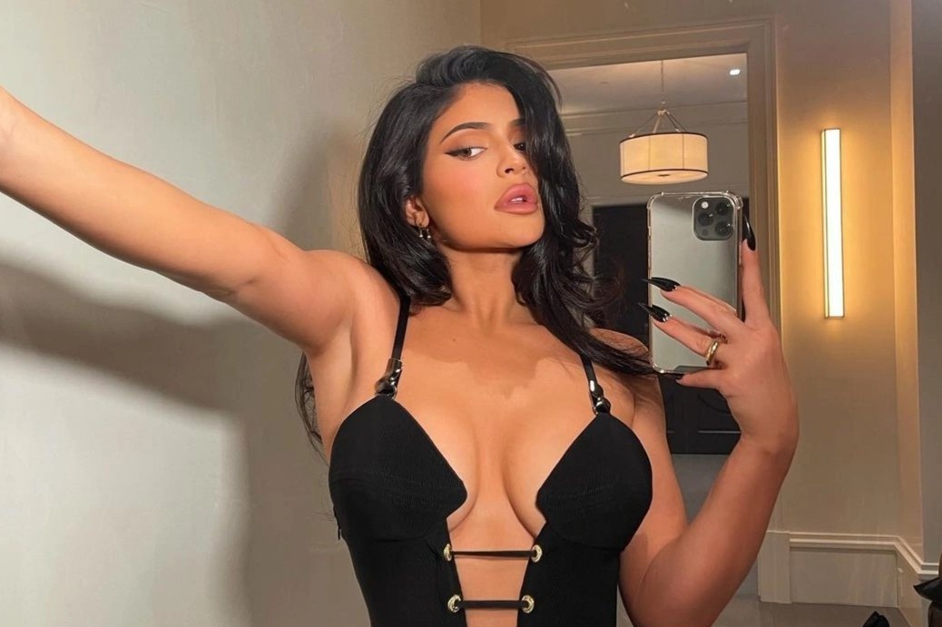 Vi sao Kim Kardashian, Kylie Jenner mac mot bo do la chay hang hinh anh