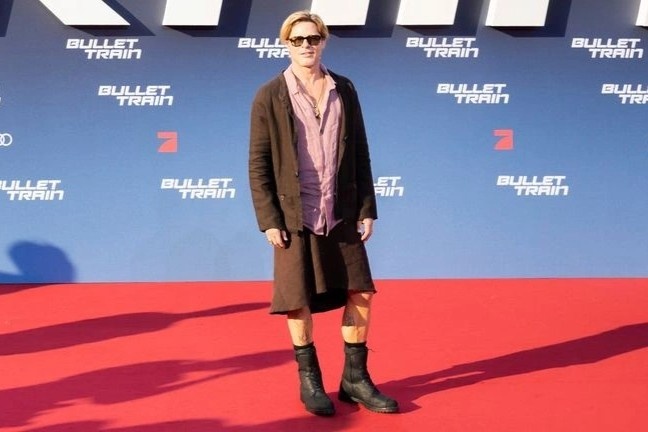 Nhung nguoi dan ong mac vay nhu Brad Pitt hinh anh