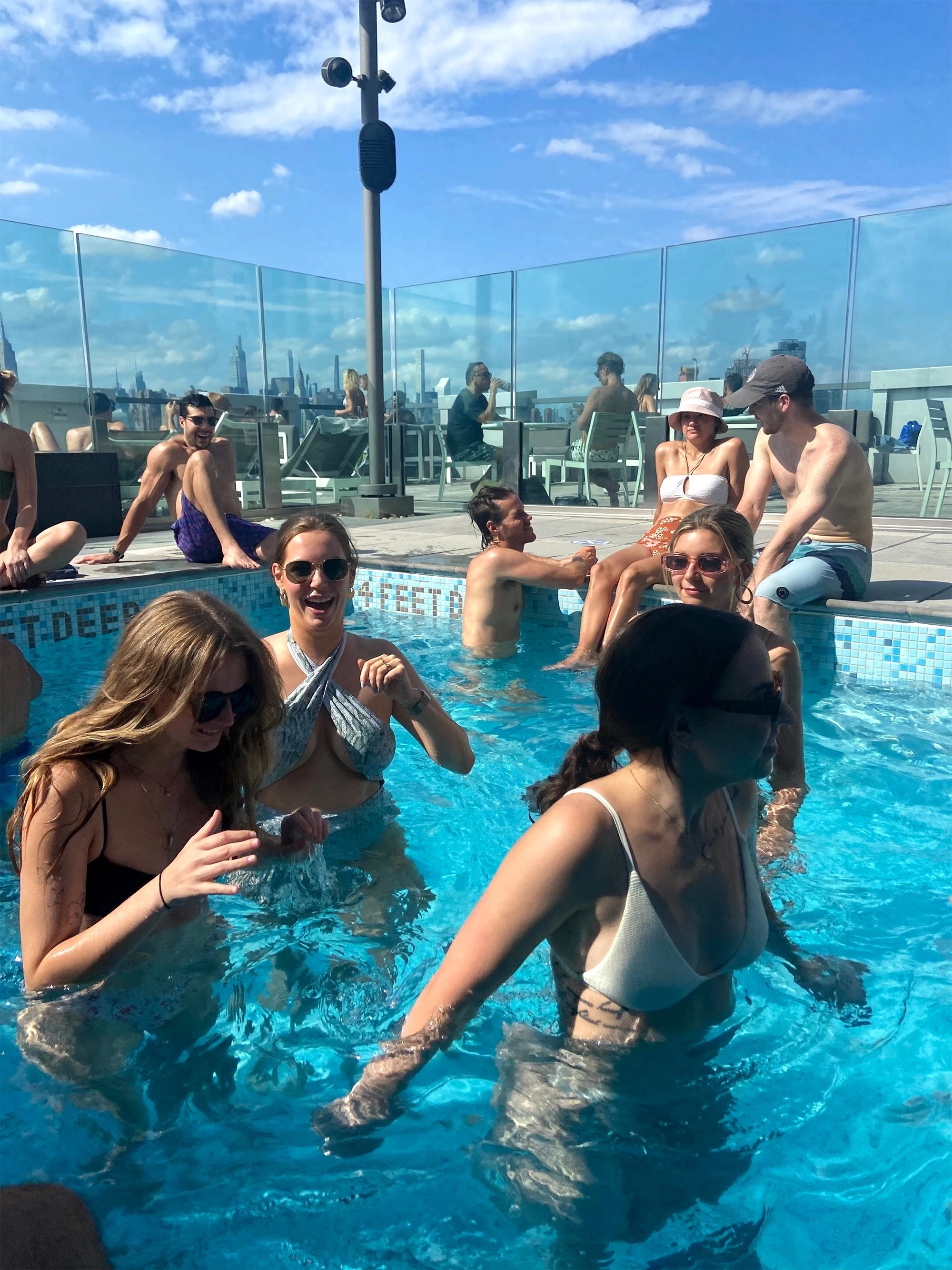 Tiệc hồ bơi ở New York ảnh 1 Tiec ho boi o New York anh 1