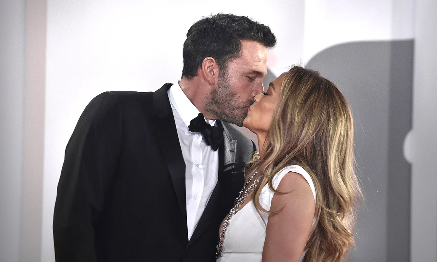 Dam cuoi bi mat anh 2