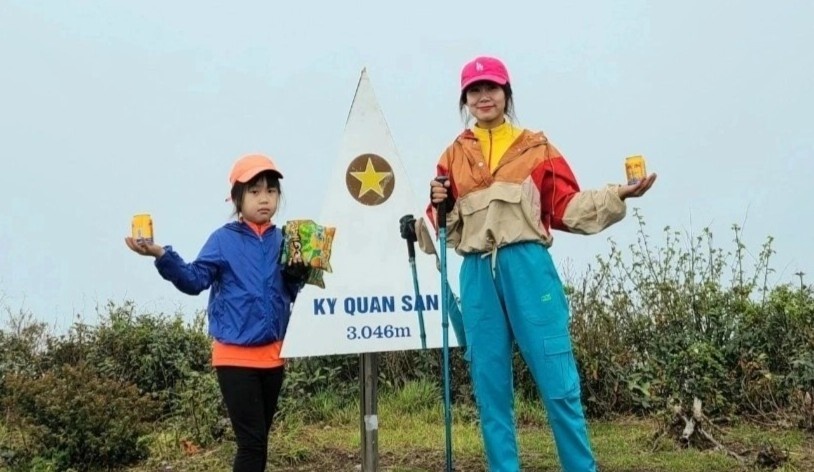 Me nghi viec, dua con di xuyen Viet de co mua he y nghia hinh anh