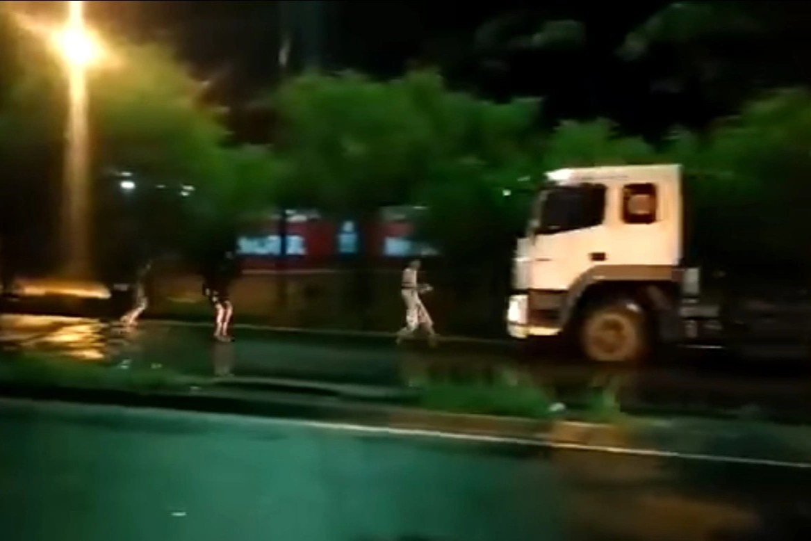 Su that ve clip nhom nguoi chan dau xe tai tren mang xa hoi hinh anh