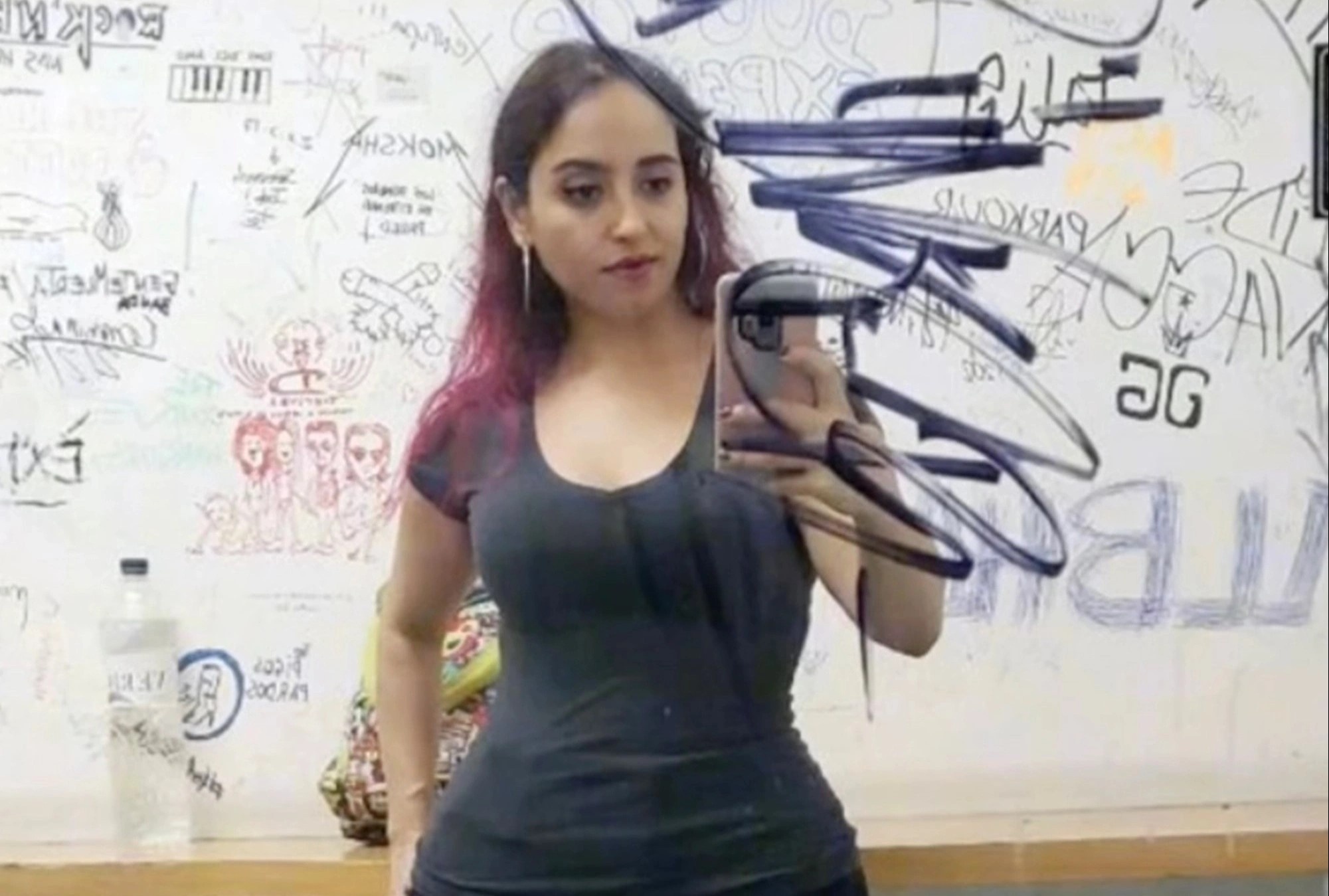 Nguoi phu nu My 2 lan bi duoi viec vi ‘qua sexy’ hinh anh