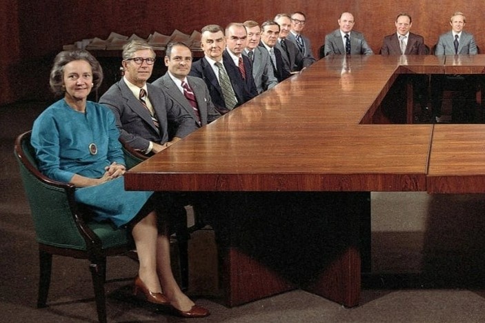 Nguoi phu nu ngoi trong can phong toan dan ong hinh anh