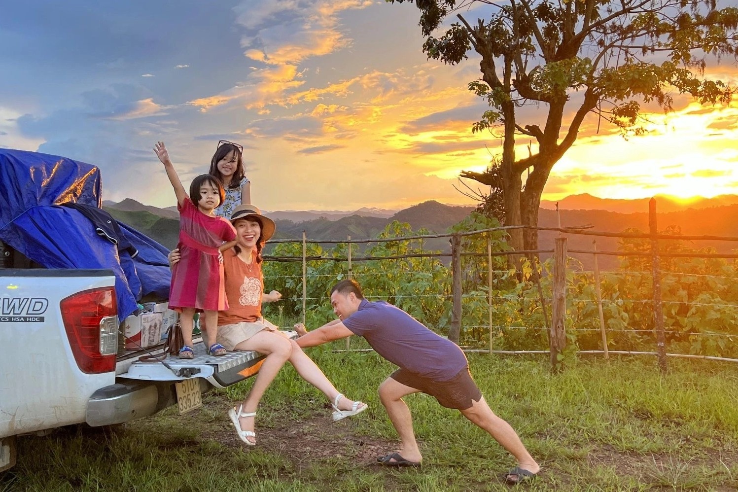 Gia dinh o TP.HCM di xuyen bien gioi bang xe ban tai hinh anh