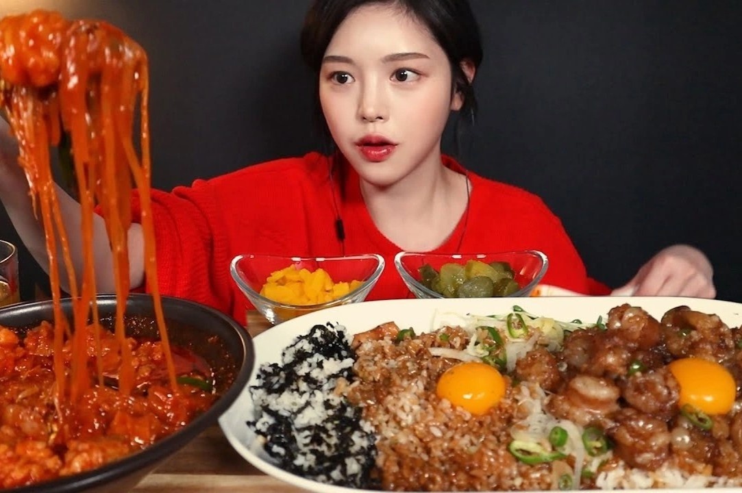 Mukbang chet dan tren chinh que huong cua minh hinh anh