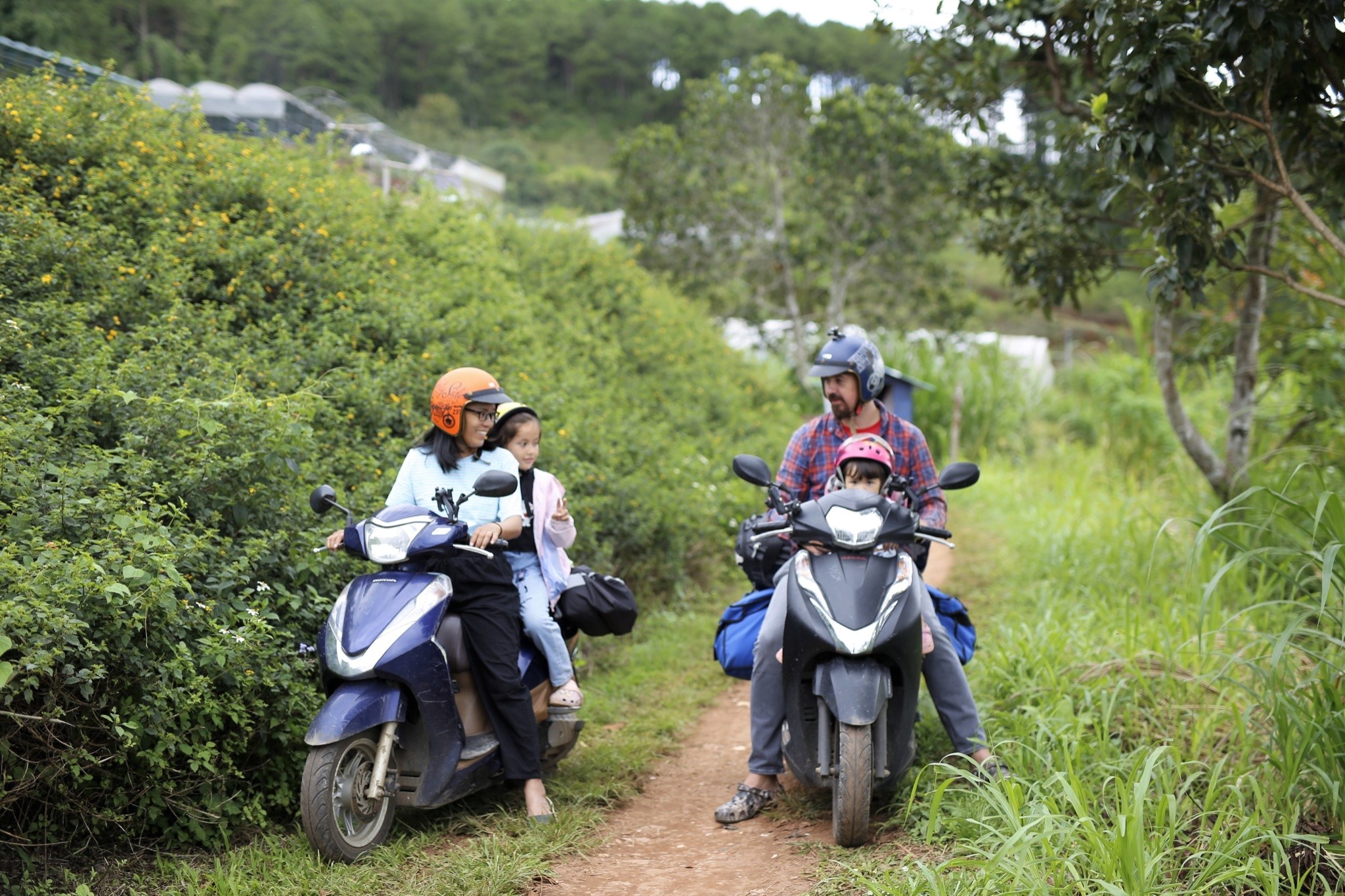 Gia dinh di phuot anh 2