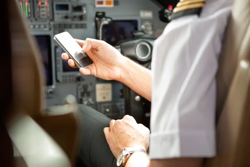 Phi cong doa quay dau may bay neu hanh khach khong dung gui anh nong hinh anh