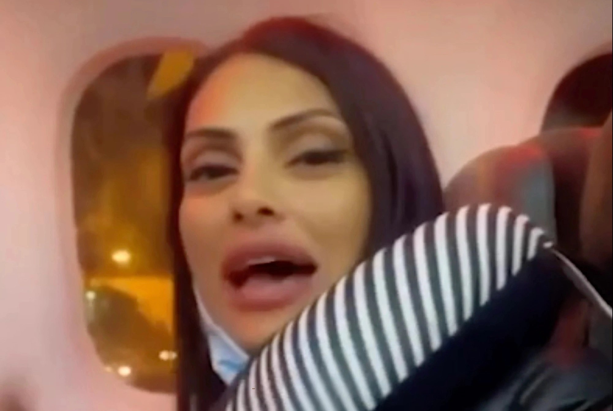 Ca khoang may bay vo tay khi nu hanh khach ngang nguoc bi duoi xuong hinh anh