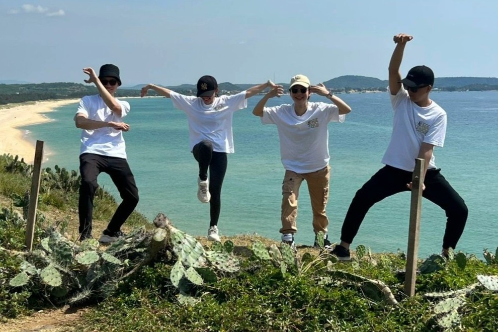 Nhom ban than hon 10 nam ru nhau di xuyen Viet hinh anh