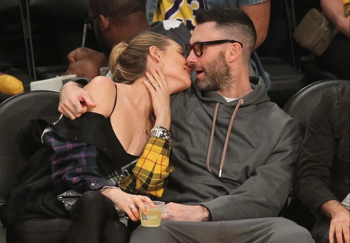 Nhan tin tan tinh la goc re cua ngoai tinh hinh anh