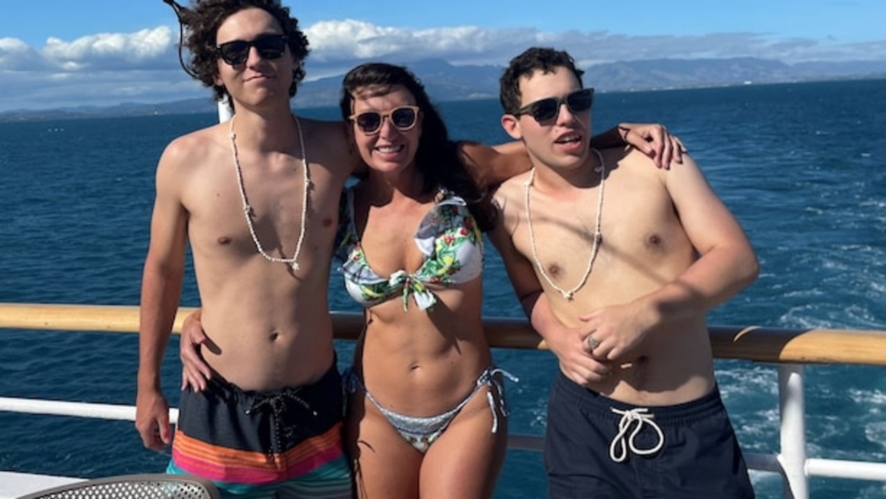 3 me con nguoi Anh bi bo roi giua bien khi di lan hinh anh