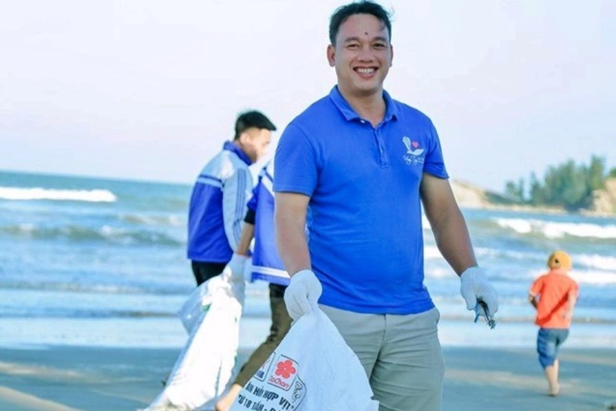 Vo chong cung di nhat rac khap noi, truyen cam hung cho nhieu nguoi hinh anh