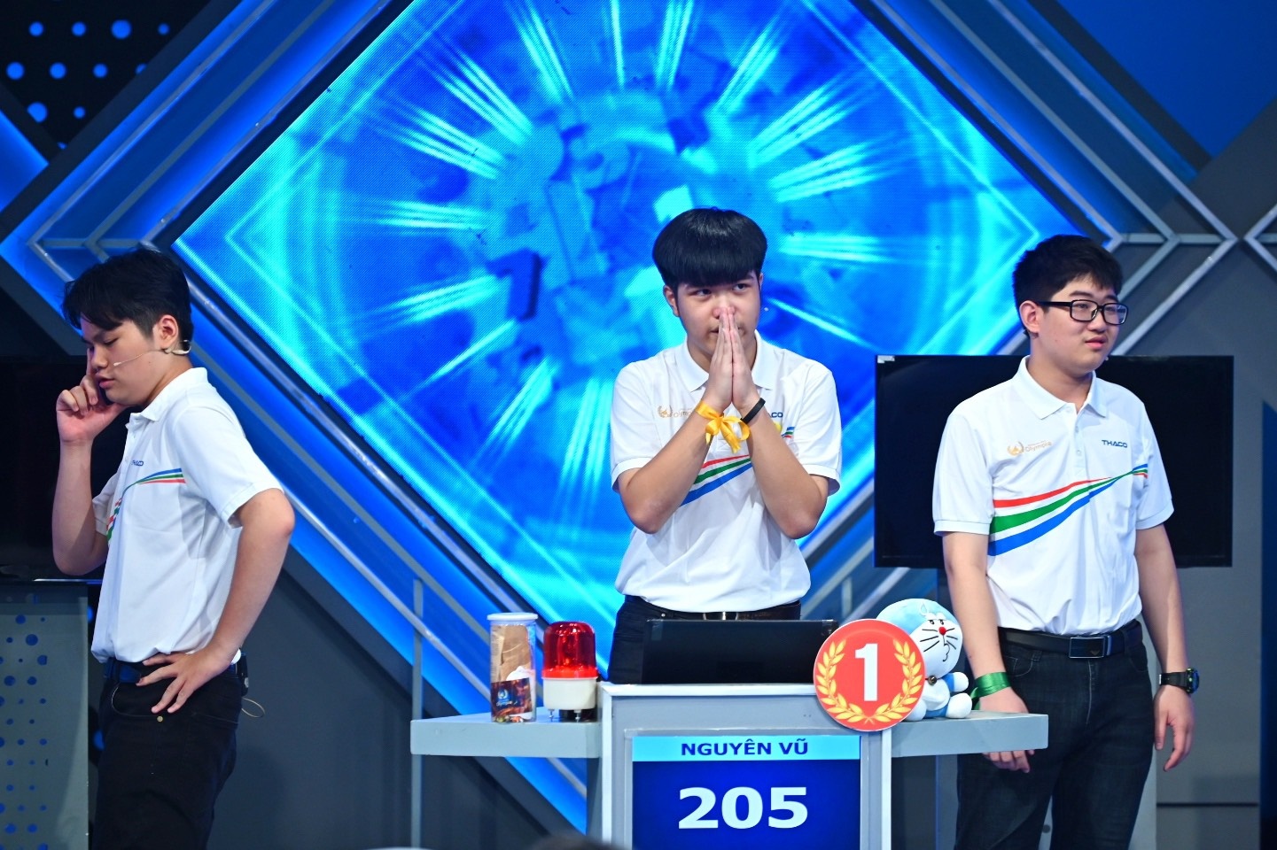 BTC Olympia noi ve 2 cau Lich su gay tranh cai: 'Dap an khong sai' hinh anh