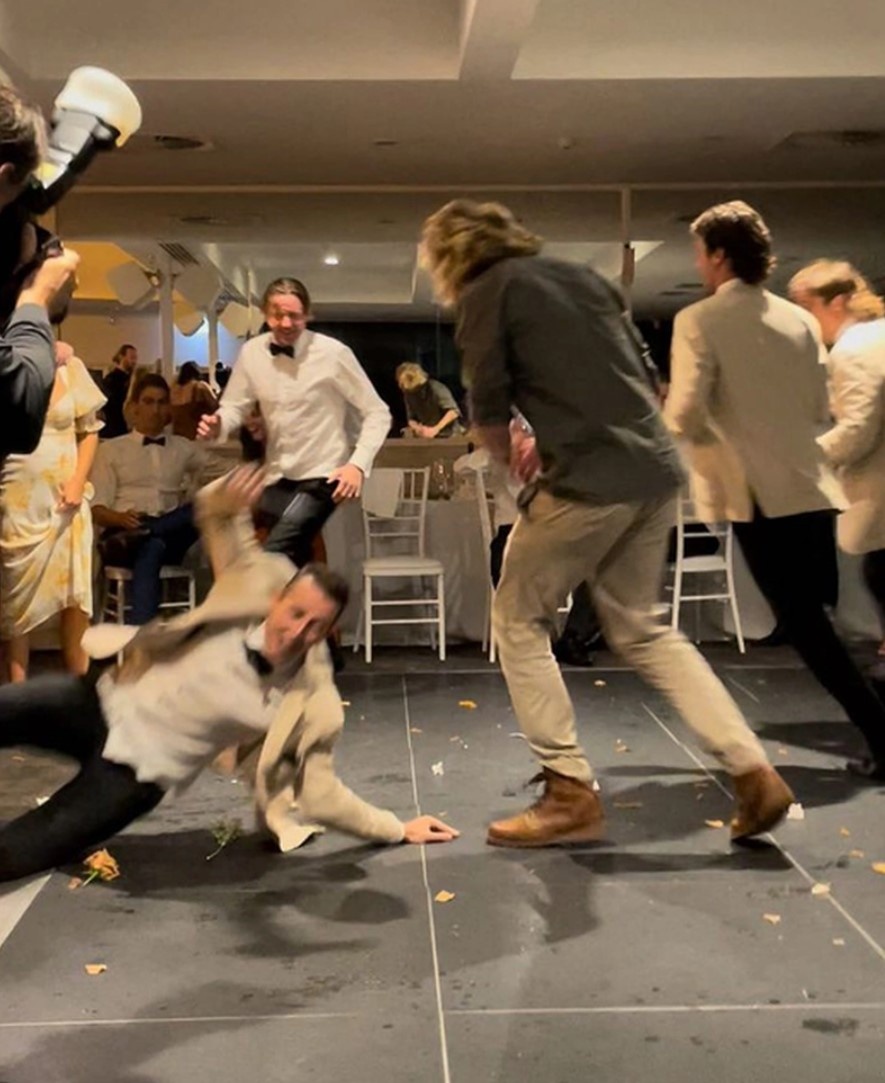 Nga trong tiec cuoi anh 1