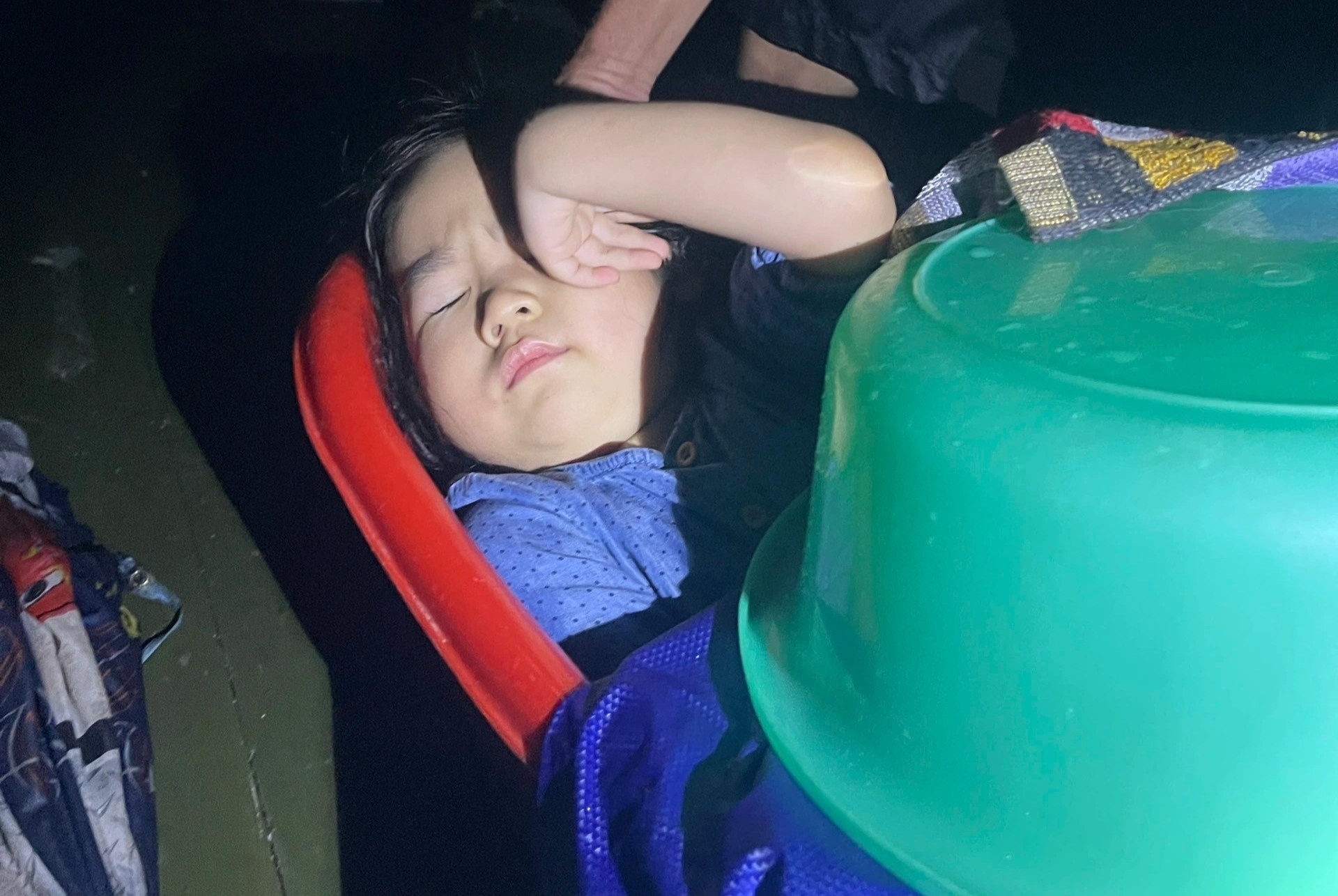 Trang dem di cuu ho, mang do an cho ba con bi ngap lut o Da Nang hinh anh