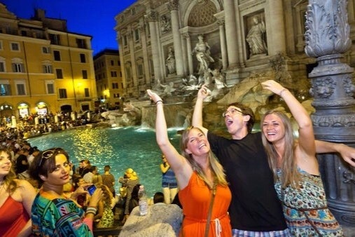 Noi khach du lich kem van minh, pha hoai di tich hinh anh