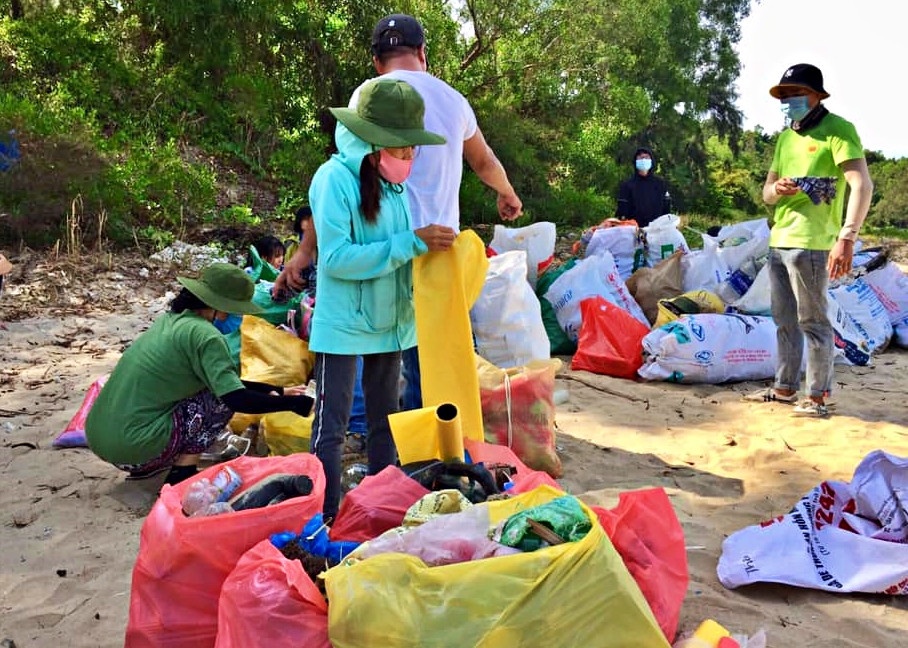 Nhat rac bai bien anh 1