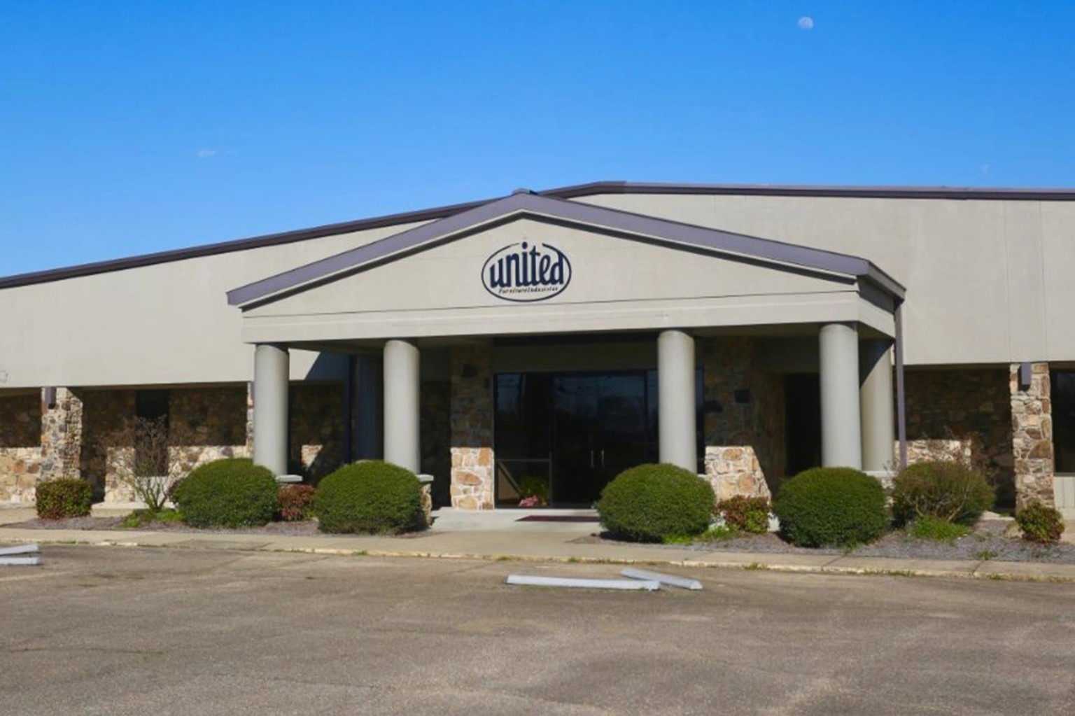 Cong ty sa thai toan bo 2.700 nhan vien khi ho dang ngu hinh anh