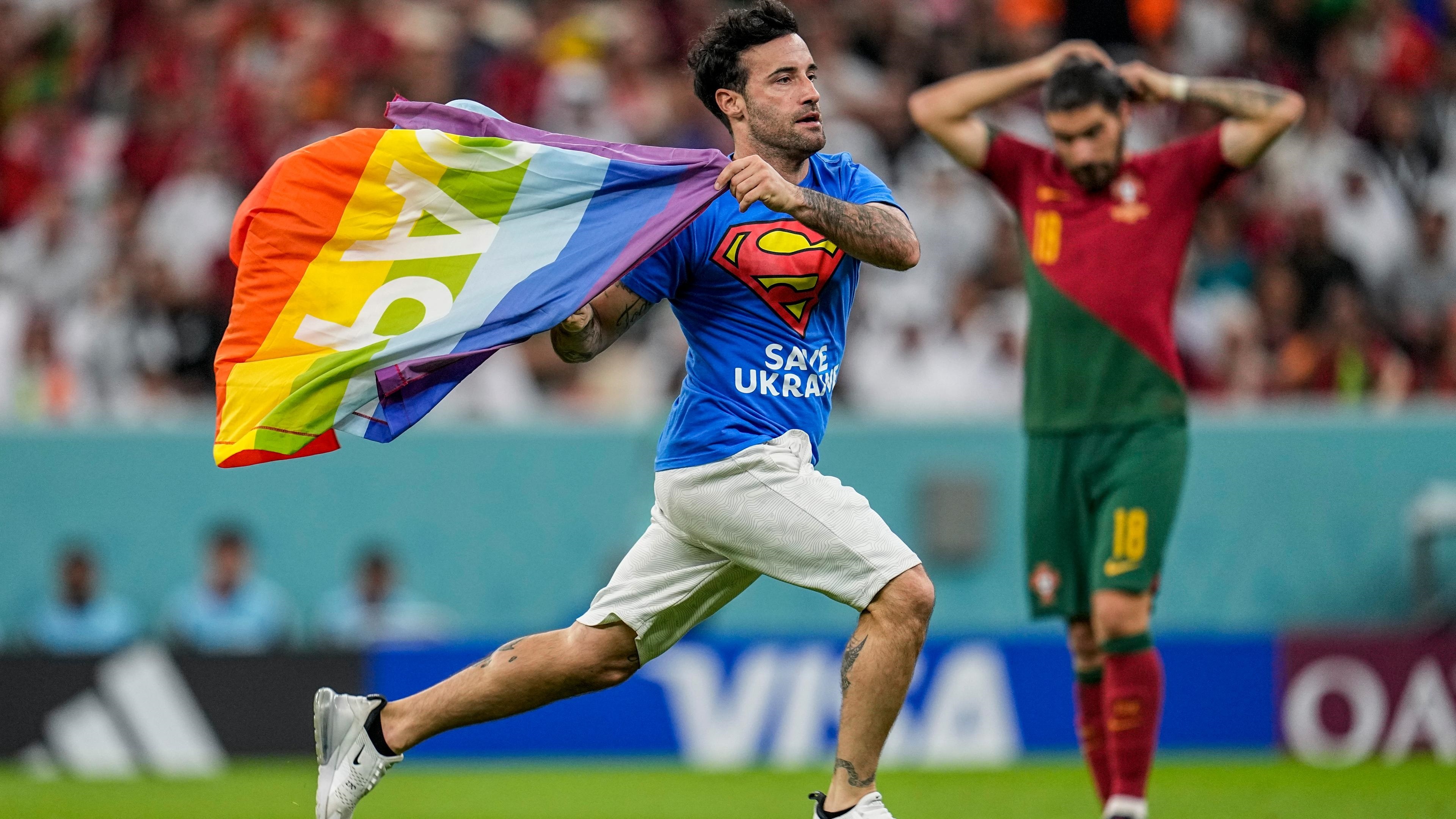 Danh tinh CDV gay nao loan o tran Bo Dao Nha - Uruguay tai World Cup hinh anh