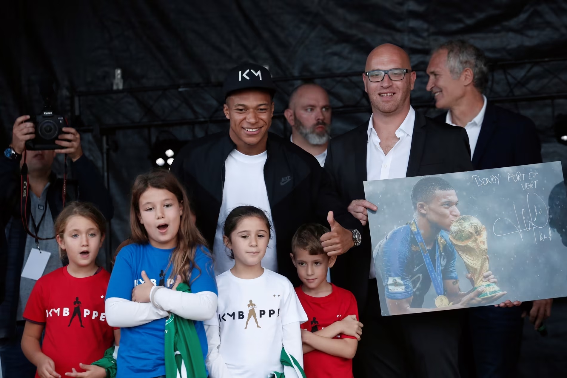 Que huong Mbappe anh 2