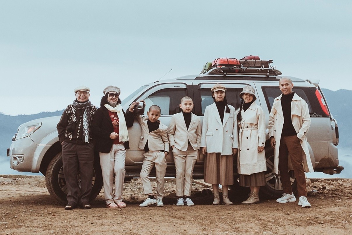 Gia dinh 3 the he cung lai xe di xuyen Viet hinh anh