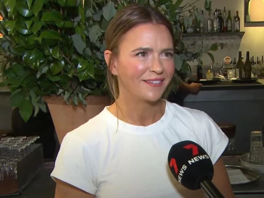 Nu phuc vu duoc vi khach la tip 10.000 USD hinh anh