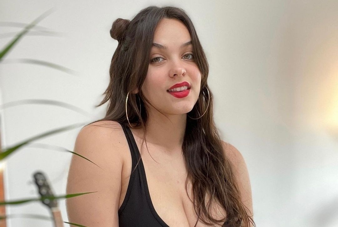 Luot mang 14 tieng/ngay, co gai phai ngoi xe lan hinh anh