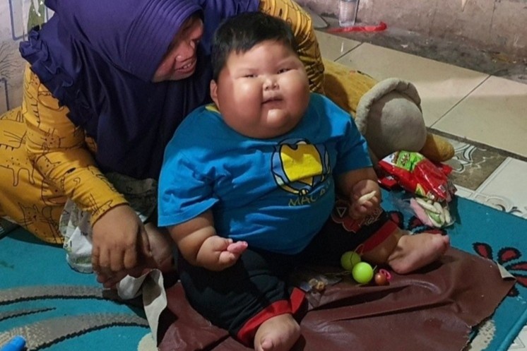 Em be 16 thang tuoi nang 27 kg, mac vua quan ao cua bo hinh anh