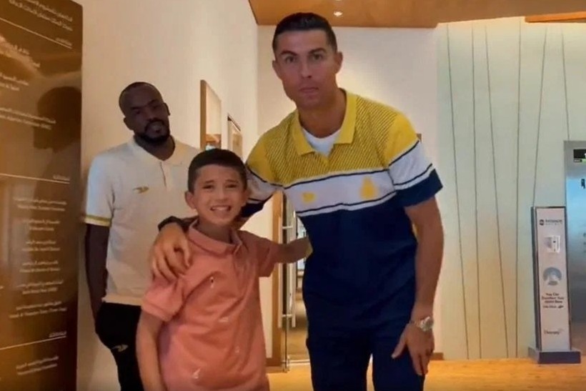 Cristiano Ronaldo giup nan nhan dong dat o Syria thuc hien uoc mo hinh anh