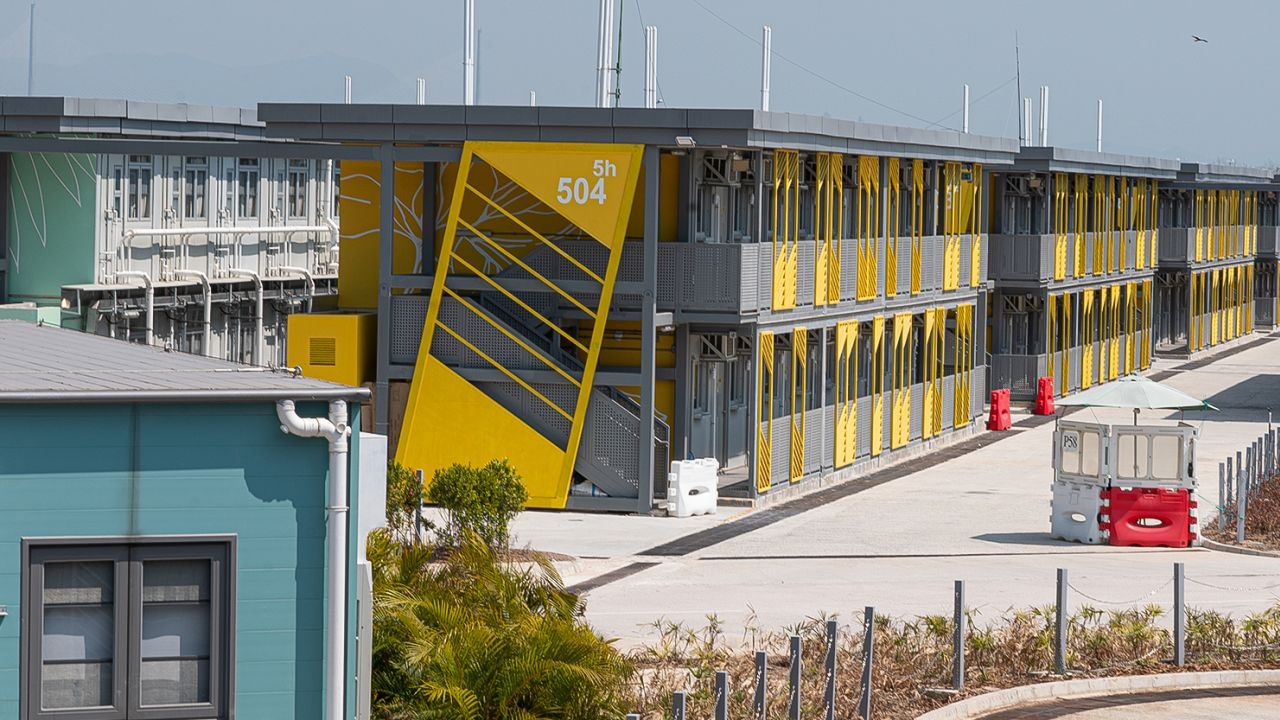 Khung hoang nha o anh 2