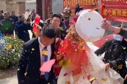 Thanh tro cuoi vi di an cuoi nguoi yeu cu hinh anh