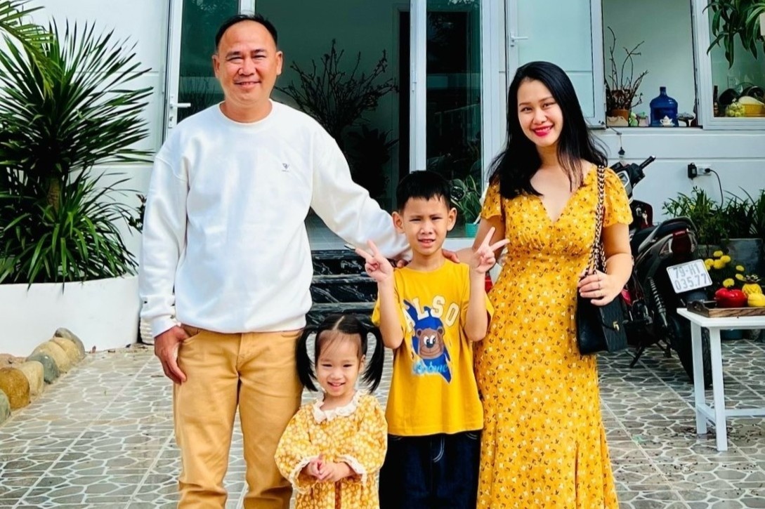 Vo ru chong bo viec o TP.HCM, dua con roi pho ve bien song hinh anh