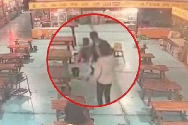 Them vu phu nu bi danh dap tai nha hang o Trung Quoc hinh anh
