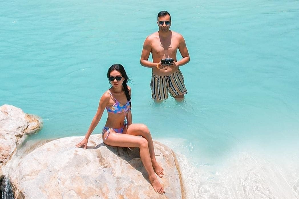 Cap doi Viet - My khong quan tam nha, xe, don tien cho dam me xe dich hinh anh