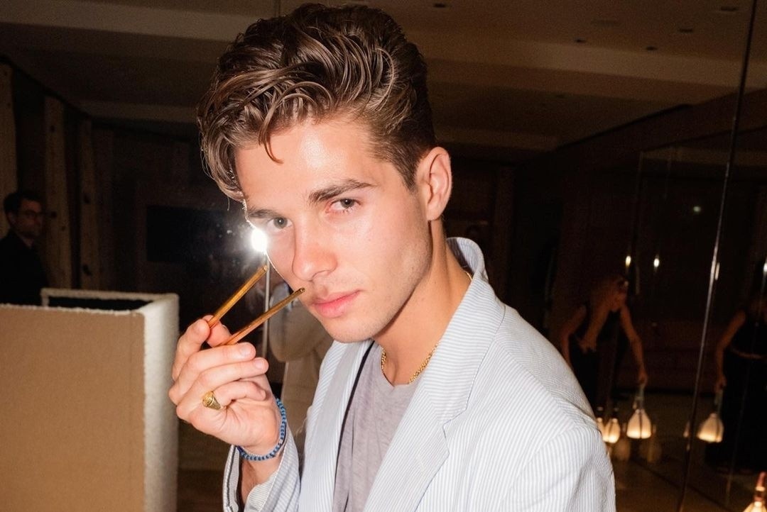 Chang trai 22 tuoi co ong noi la vua, ong ngoai la ty phu hinh anh