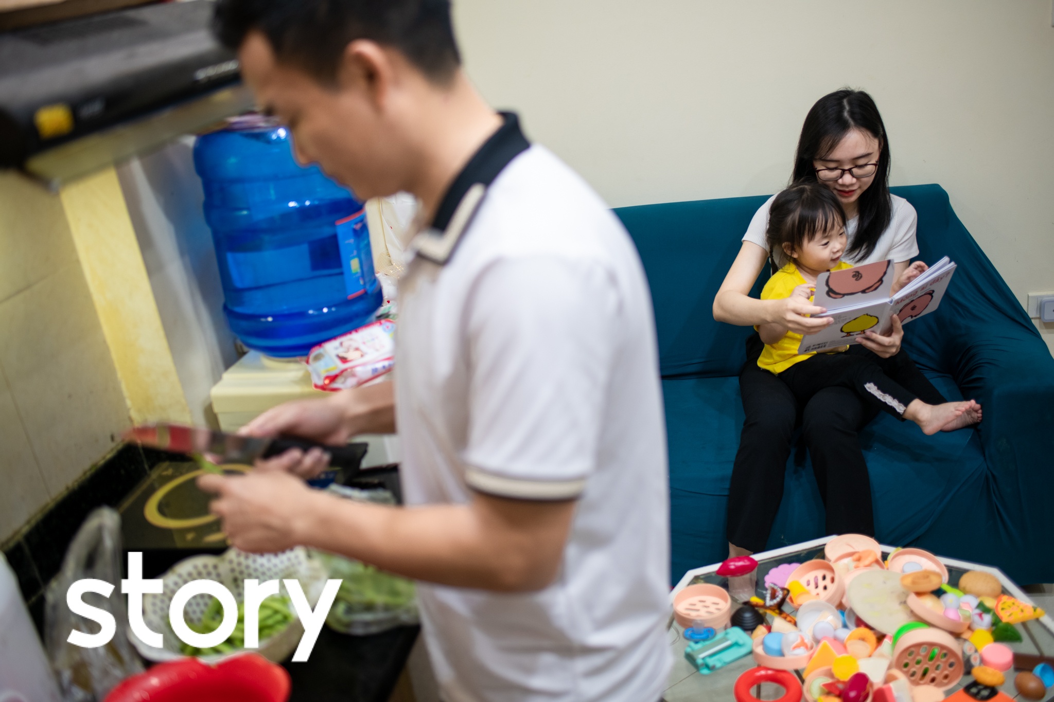 Chong o nha cham con de vo di lam lo kinh te hinh anh