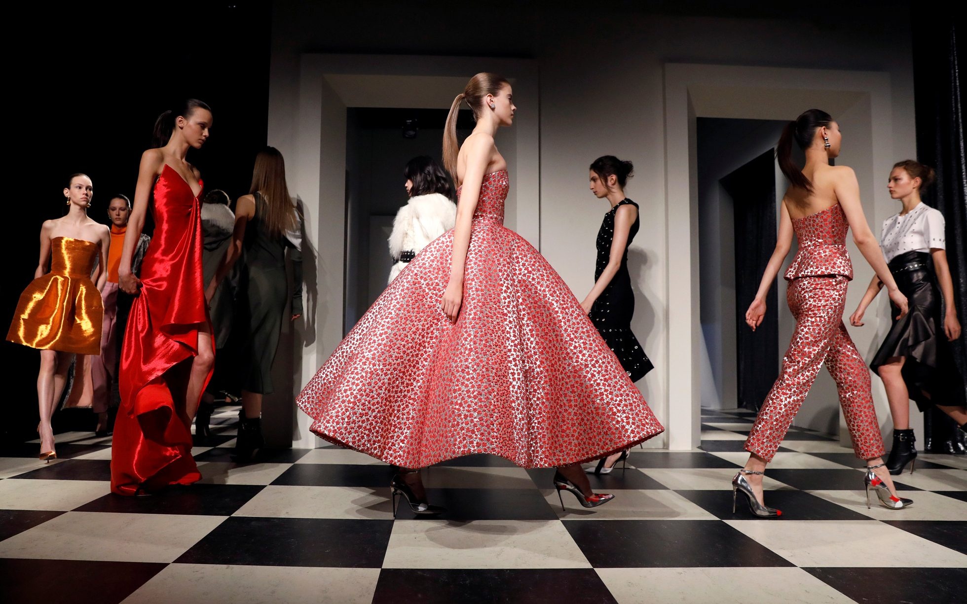 Nguoi than hinh ngoai co anh 2