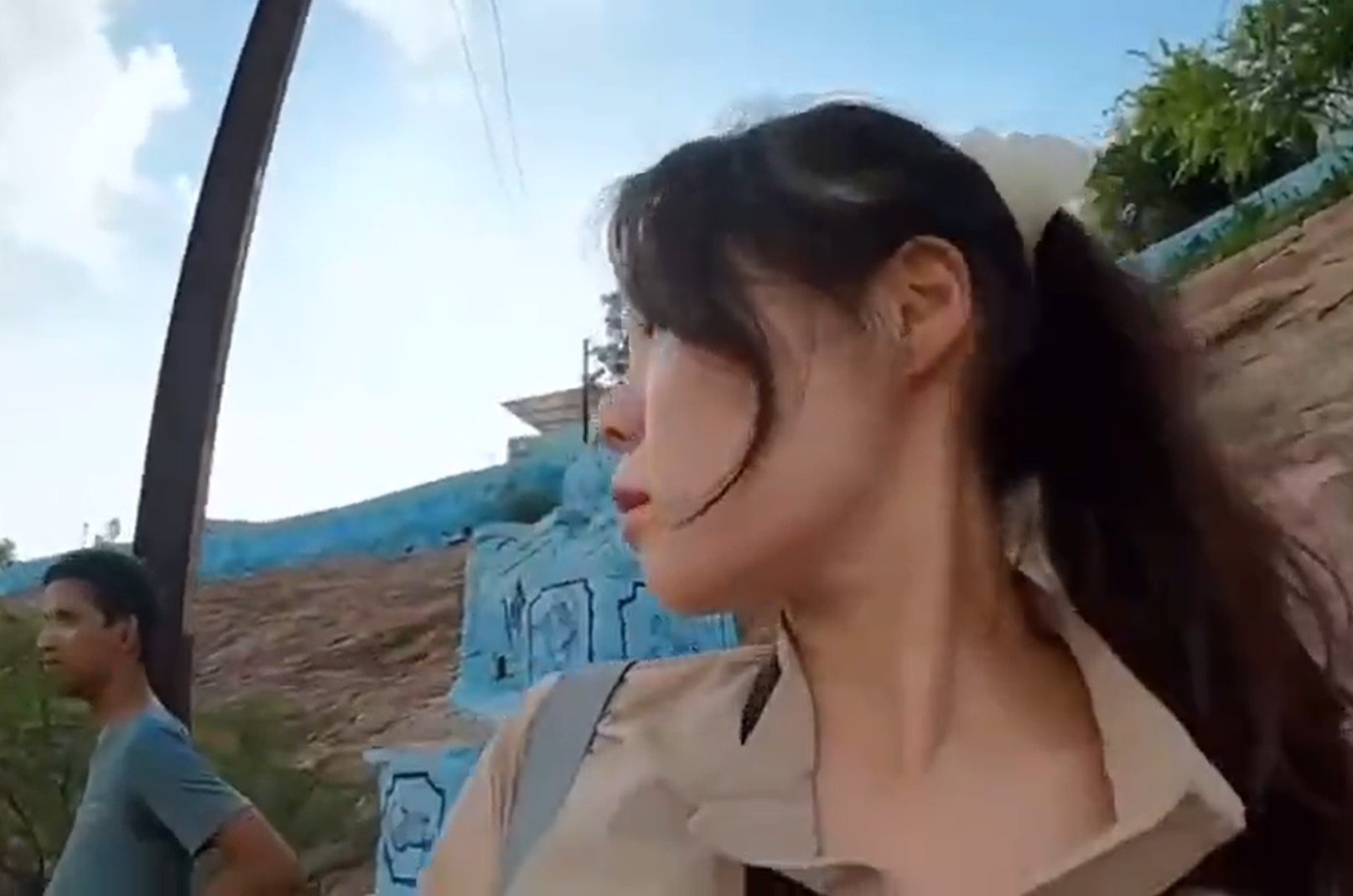 Nu vlogger Han bi quay roi khi dang livestream o An Do hinh anh