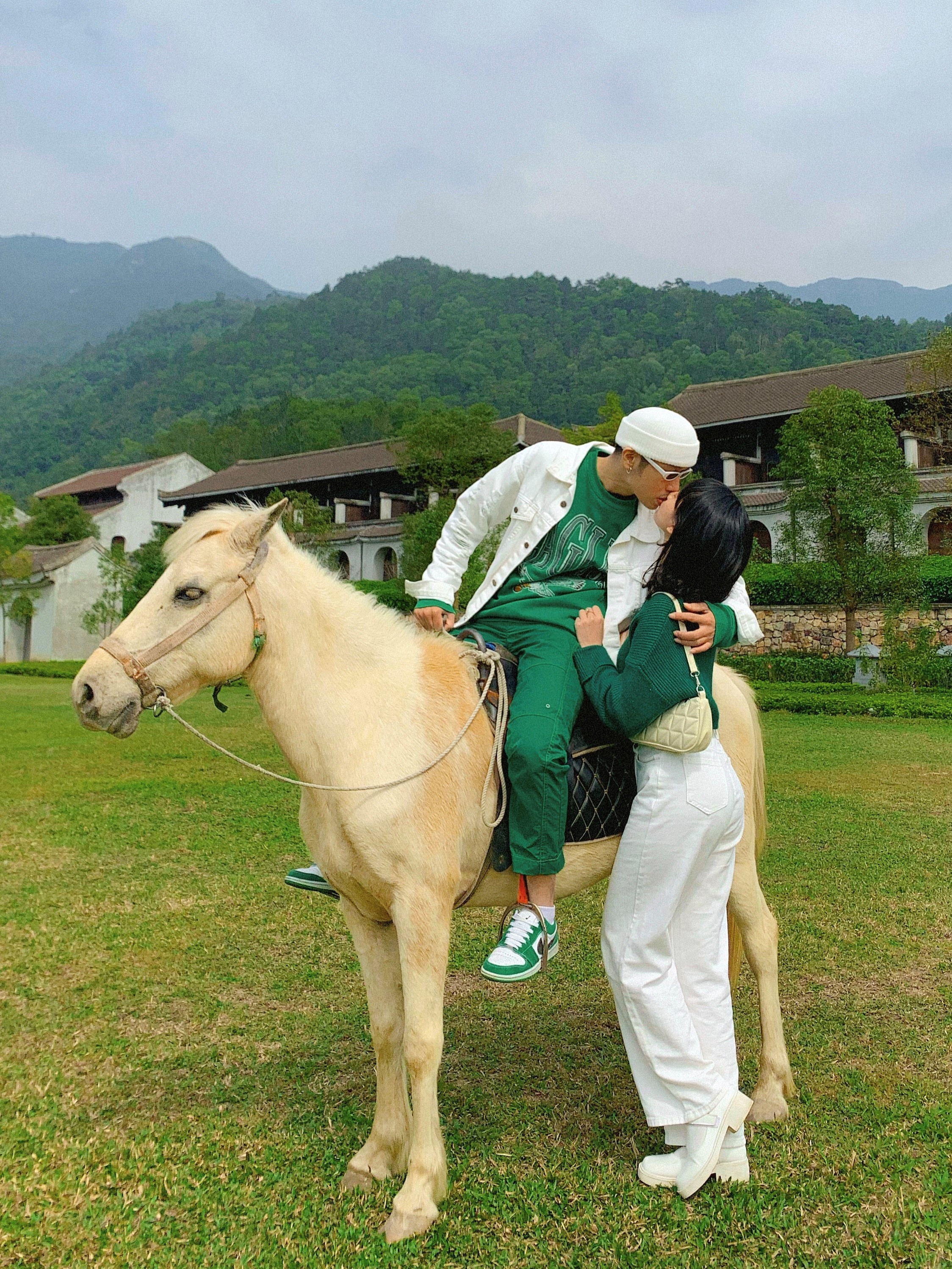 Cap doi me du lich anh 4