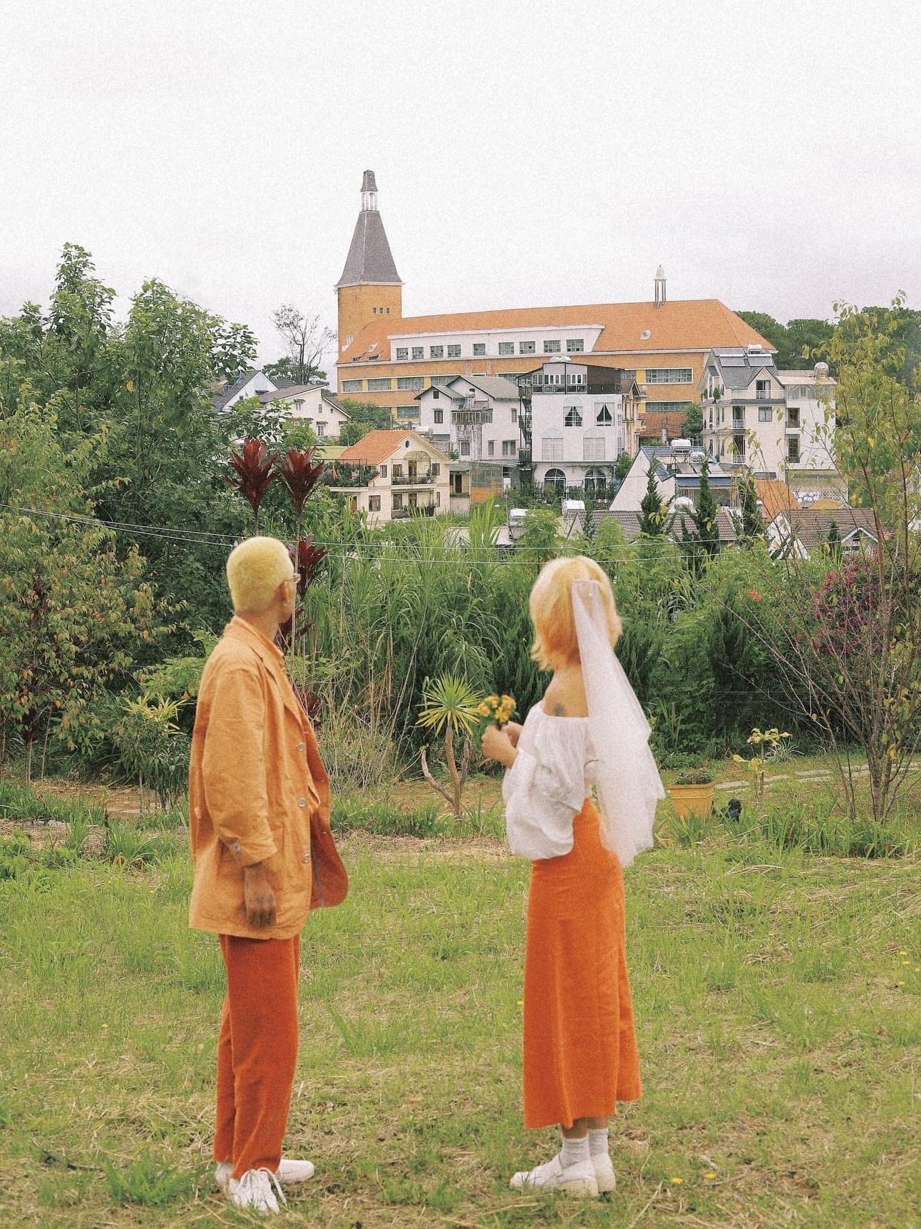 Cap doi me du lich anh 5