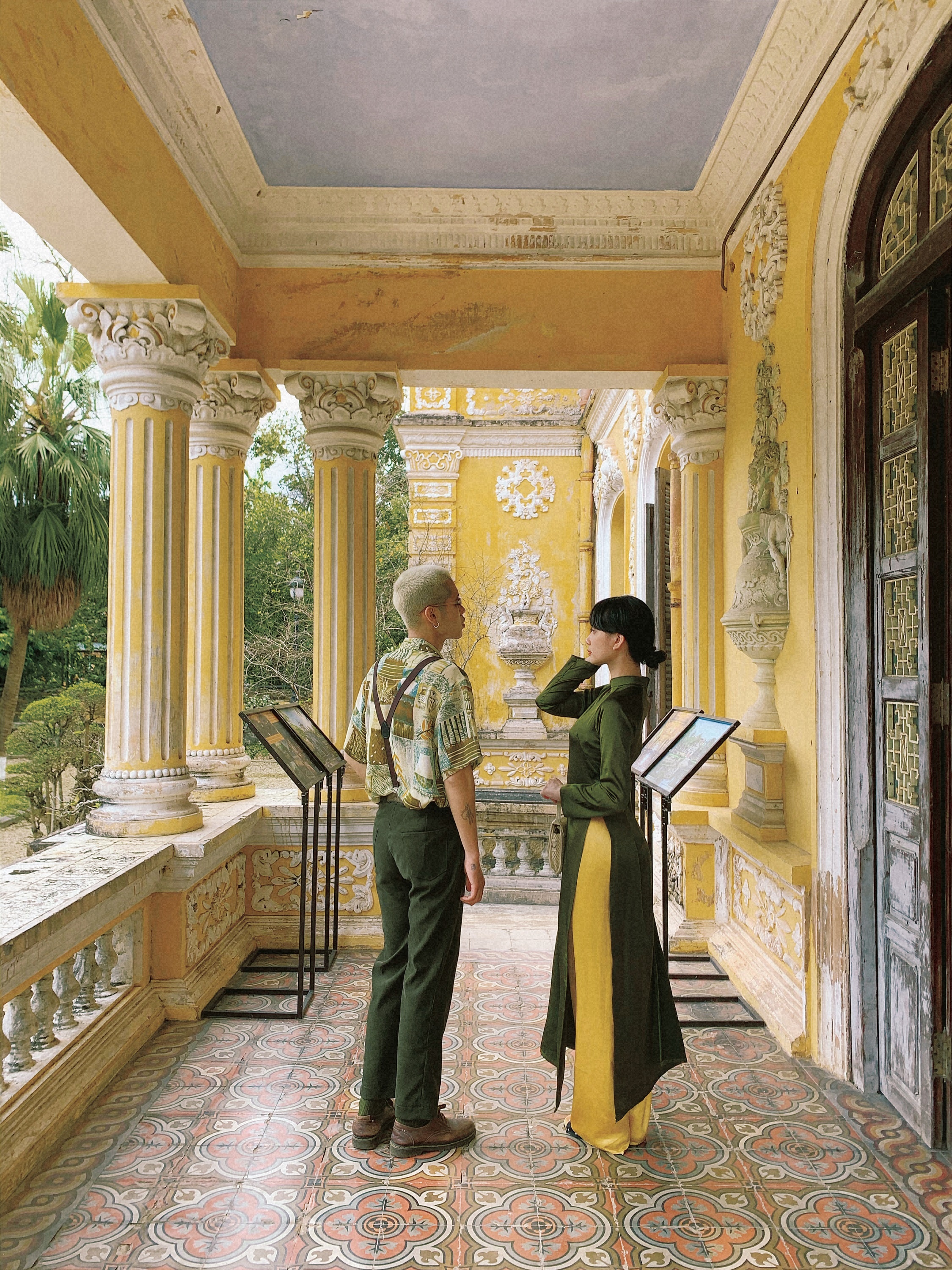 Cap doi me du lich anh 6