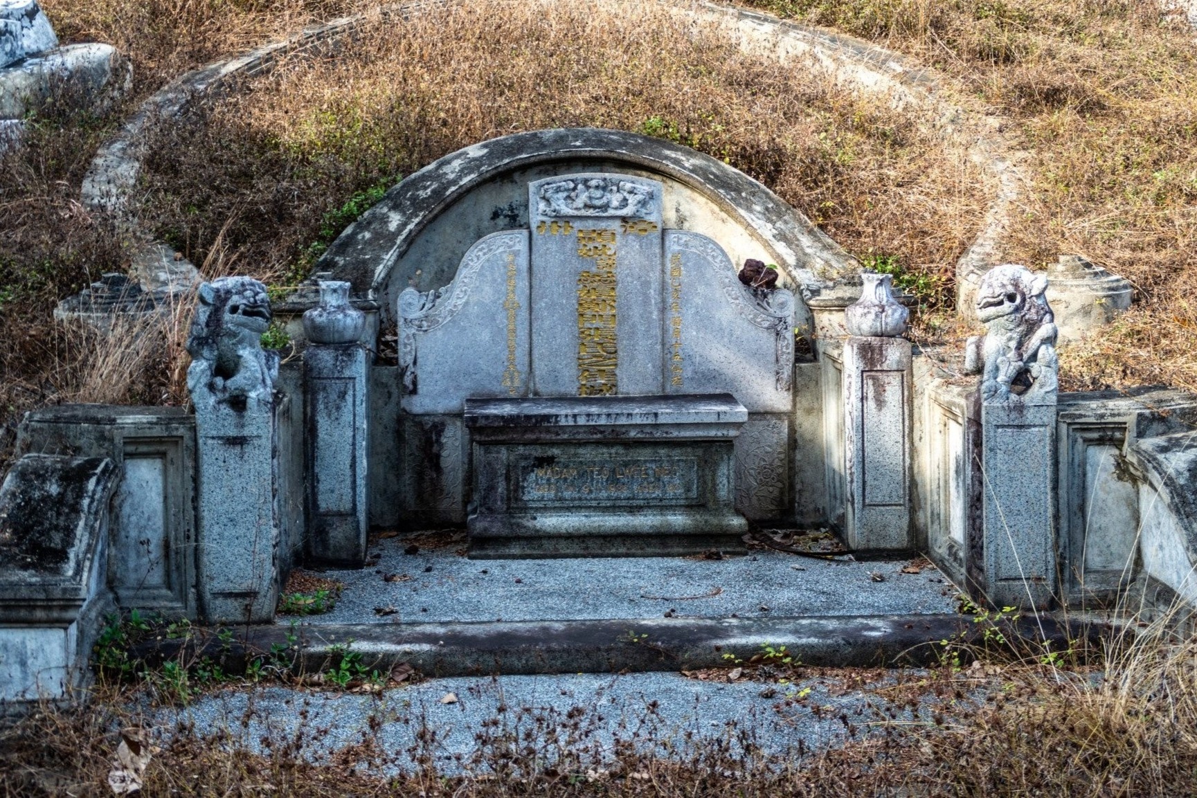 Co gai bi nguoi yeu cu khac ten len bia mo ong ba o Trung Quoc hinh anh