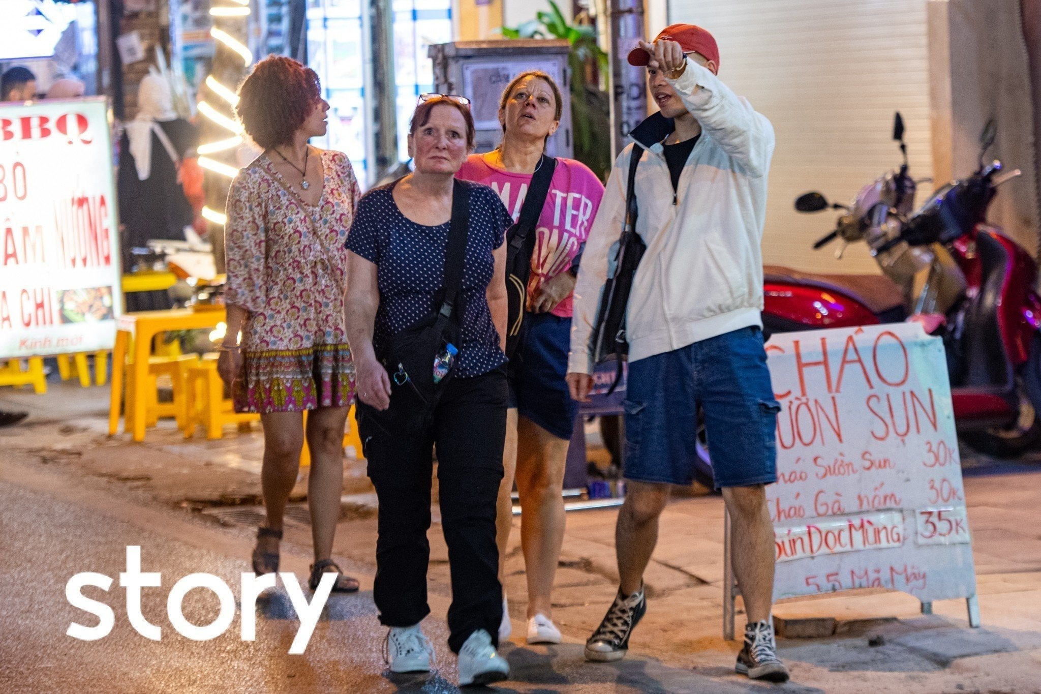 Mot toi dan khach Tay di an ngon, hoc cach sang duong hinh anh