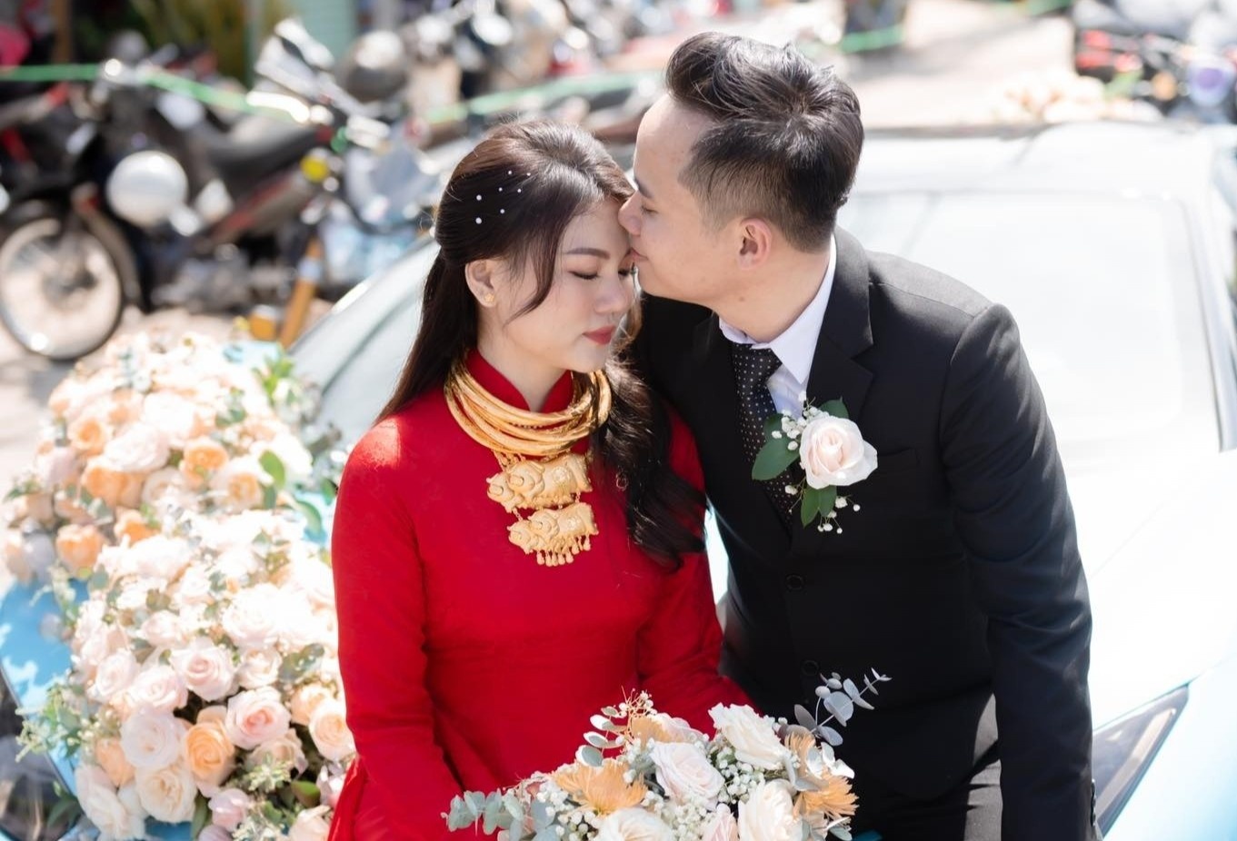 Vo chong moi cuoi duoc tang nha, dat, nhan kim cuong hinh anh