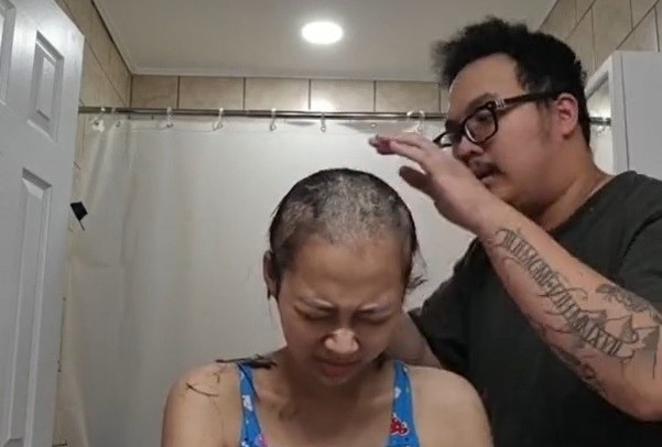 Video chong tu tay cao dau cho vo ung thu gay xuc dong hinh anh