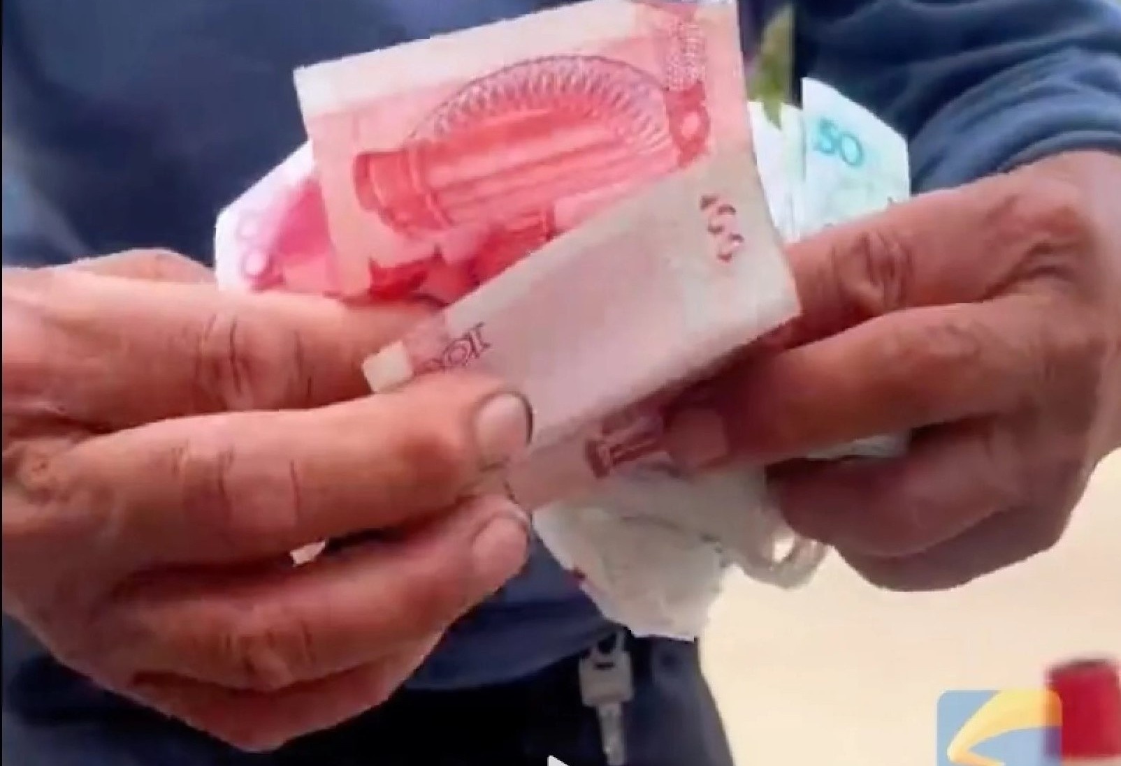 Hanh dong am long cua chu quan an du bi xe tong sap cua hinh anh